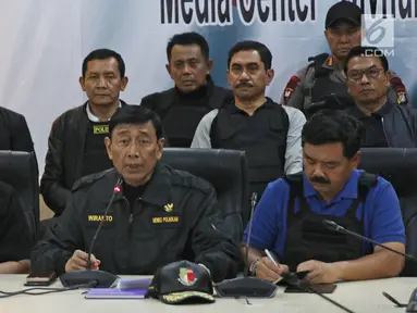 Menko Polhukam Wiranto (tengah) bersama Panglima TNI Jenderal Hadi Tjahjanto dan Kepala BIN Budi Gunawan memberikan keterangan pers pasca kerusuhan di Rutan Cabang Salemba, di Mako Brimob Kelapa Dua, Depok Kamis (10/5). (Liputan6.com/Herman Zakharia)