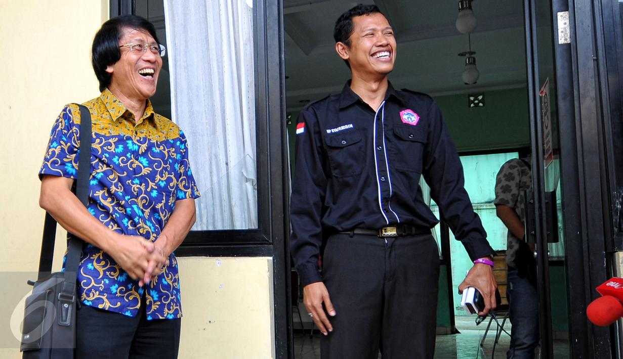 Ketua Komnas Perlindungan Anak Seto Mulyadi (kiri) saat mengunjungi kantor Komnas Perlindungan Anak yang terbakar pada 28 Juni lalu, di kawasan Pasar Rebo, Jakarta, Senin (29/6/2015). (Liputan6.com/Yoppy Renato)