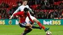 Isco (kiri) mencetak gol kedua Spanyol ke gawang Inggris dalam laga persahabatan di Stadion Wembley, Selasa (15/11/2016). (Action Images via Reuters/Carl Recine)