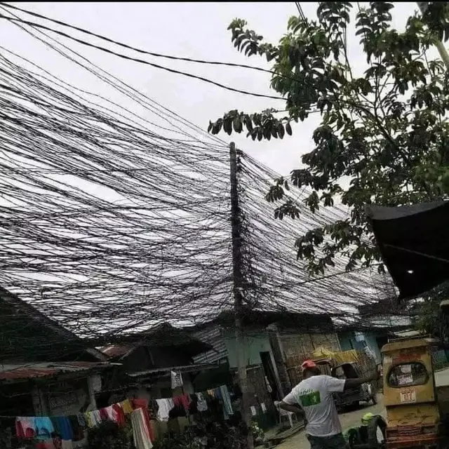 6 Potret Kabel Kusut Ini Ruwet Banget, Bikin Elus Dada