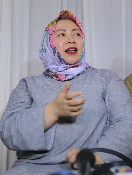 "Kalau nggak ada cekcok nggak mungkin lah. Cuma yang penting dalam pernikahan adalah menerima semua masalah," timpal Melly Goeslaw. (Adrian Putra/Bintang.com)