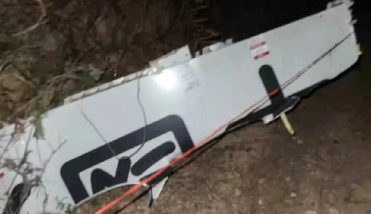 Puing-puing terlihat pada lokasi kecelakaan pesawat China Eastern Airlines di Tengxian, Kota Wuzhou, Guangxi, China, Senin (21/3/2022). Pesawat Boeing 737-800 milik China Eastern Airlines yang mengangkut 132 orang jatuh di pegunungan pada 21 Maret 2022. (STR/AFP)