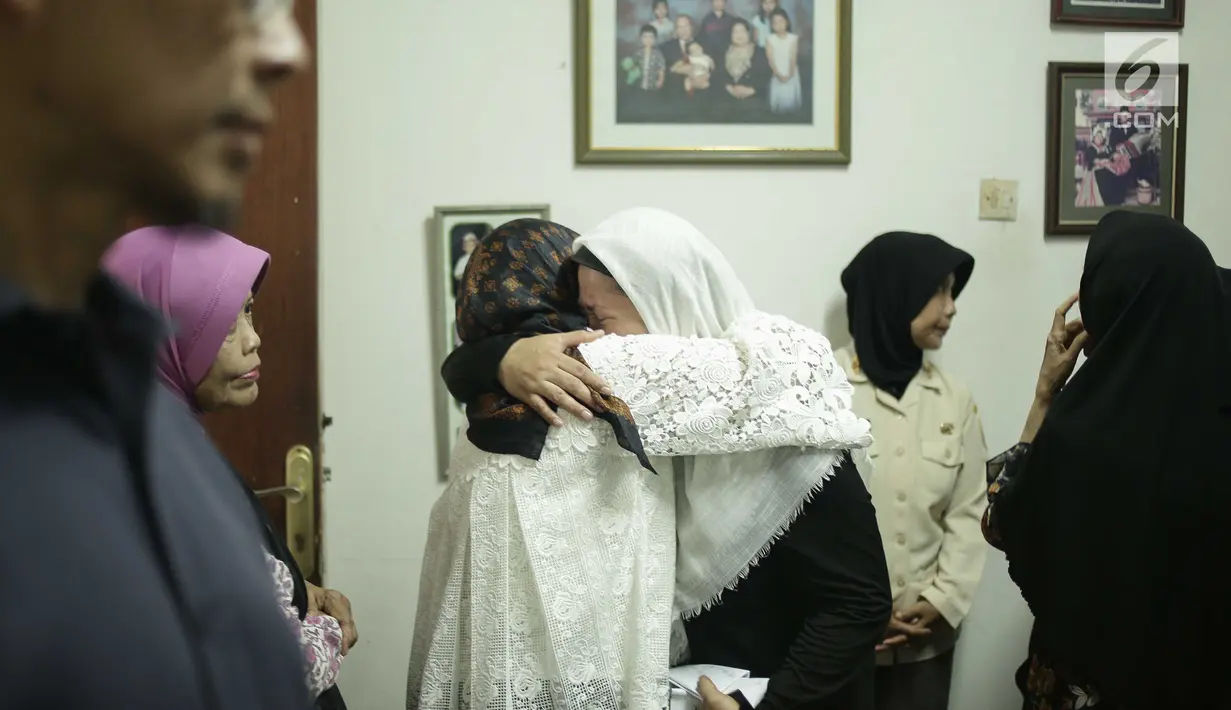 Suasana haru di rumah duka tempat aktor senior Amoroso Katamsi disemayamkan di Komplek Angkatan Laut Pangkalan Jati, Pondok Labu, Jakarta, Selasa (17/4). Rencananya, jenazah Amoroso dimakamkan di TPU Tanah Wakaf Pondok Labu. (Liputan6.com/Faizal Fanani)
