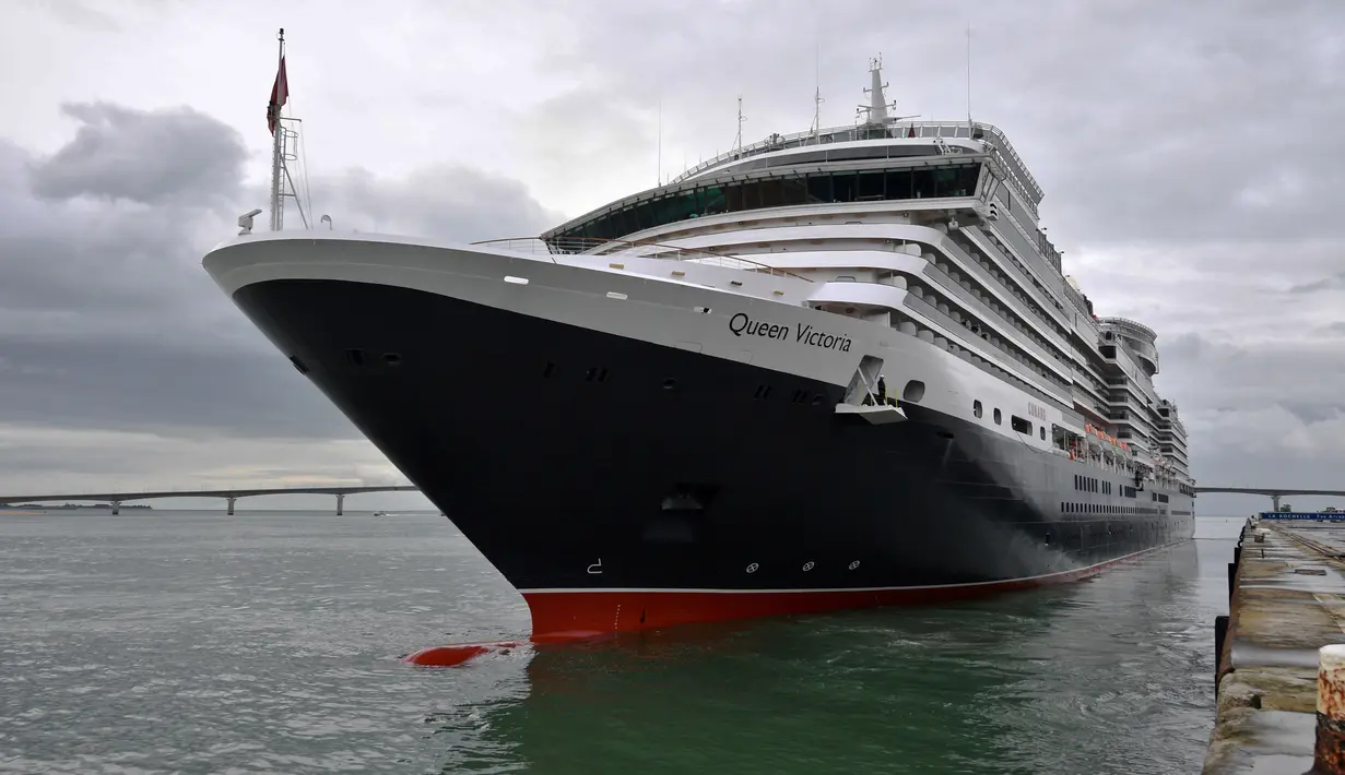 Kapal Pesiar MS Queen Victoria berangkat meninggalkan pelabuhan di La Rochelle, Prancis, 10 April 2018. MS Queen Victoria merupakan sebuah kapal pesiar yang dioperasikan oleh Cunard Line. (AFP PHOTO / XL / XAVIER LEOTY)