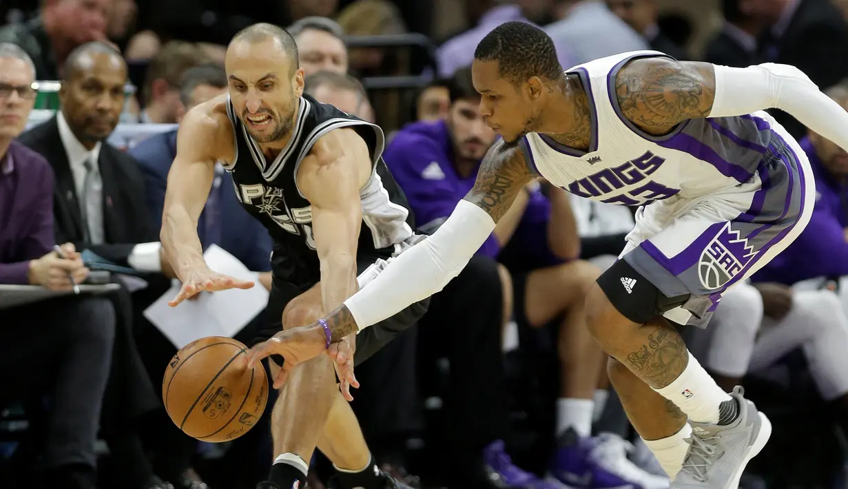 Pemain Sacramento Kings, Ben McLemore (kanan), berebut bola dengan pemain San Antonio Spurs, Manu Ginobili, dalam laga reguler NBA 2016-2017 di Golden 1 Center, Sacramento, Kamis (17/11/2016) WIB. (AP Photo/Rich Pedroncelli) 