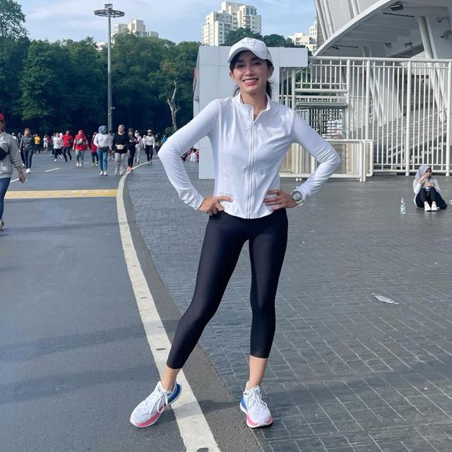 6 Potret Terbaru Ussy Sulistiawaty Usai Turun Berat Badan 27 Kg, Bak ABG