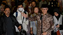 Kedatangan mereka menandai dimulainya proses pemulangan WNI dari wilayah yang terdampak ketegangan konflik di Timur Tengah. Tampak dalam foto, Menteri Luar Negeri Indonesia, Sugiono (kanan), menyampaikan pernyataan saat menyambut Warga Negara Indonesia yang kembali dari Iran tiba di Bandara Internasional Soekarno-Hatta, Tangerang, Banten, pada Selasa 10 Maret 2026. (BAY ISMOYO/AFP)
