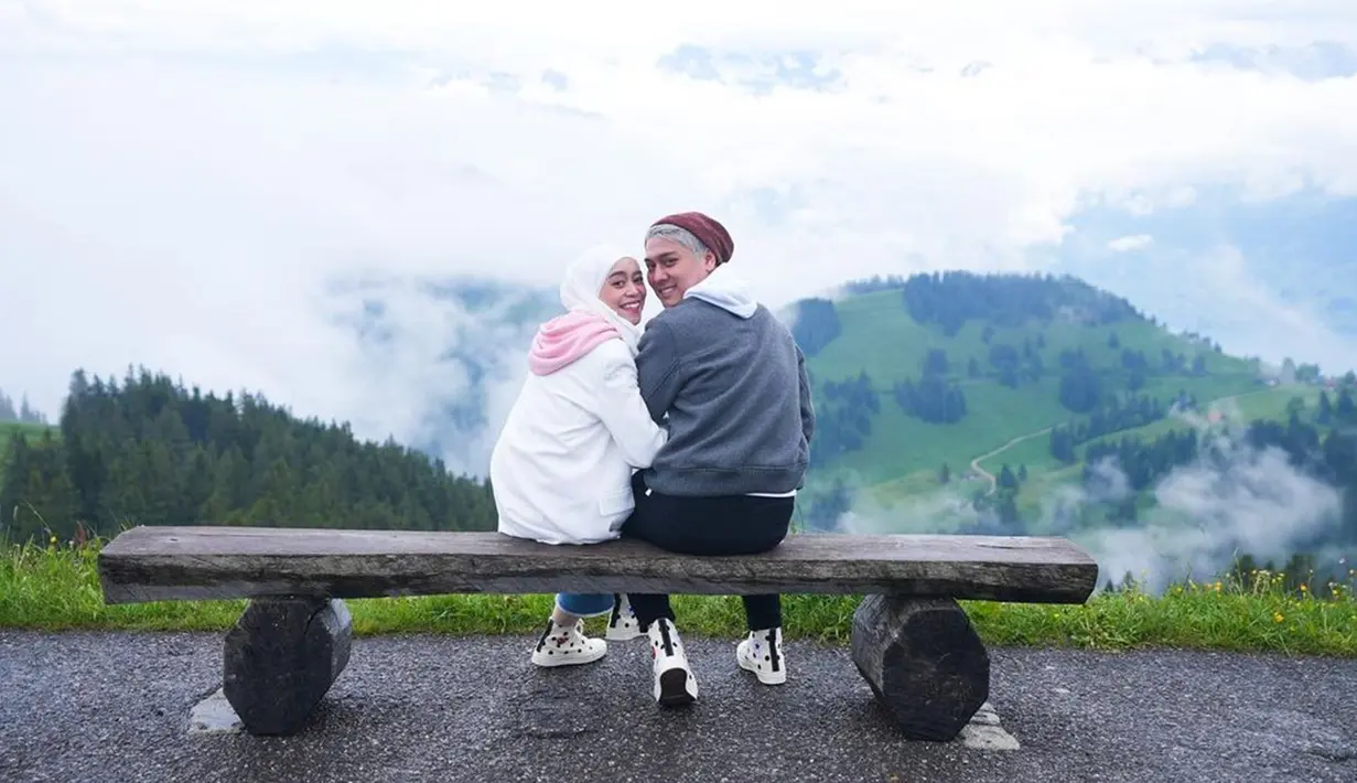 Tak hanya itu saja, beberapa waktu lalu keduanya juga baru saja melakukan liburan bersama berdia ke Eropa. Kemesraan Lesty Kejora dan Rizky Billar selama liburan pun sukses membuat banyak netizen ikut terbawa perasaan. (Liputan6.com/IG/@lestykejora)