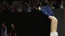Pebulutangkis Denmark, Anders Antonsen, melakukan selebrasi buka baju usai mengalahkan wakil Jepang, Kento Momota, pada laga Indonesia Masters 2019 di Istora, Jakarta, Minggu (27/1). Antonsen menang 21-16, 14-21, 21-16. (Bola.com/M Iqbal Ichsan)