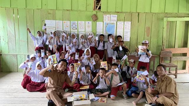 Pak Guru Najib Nadir bersama sejumlah murid-muridnya di tepi sungai. (Dokomen Pribadi Najid Nadir)