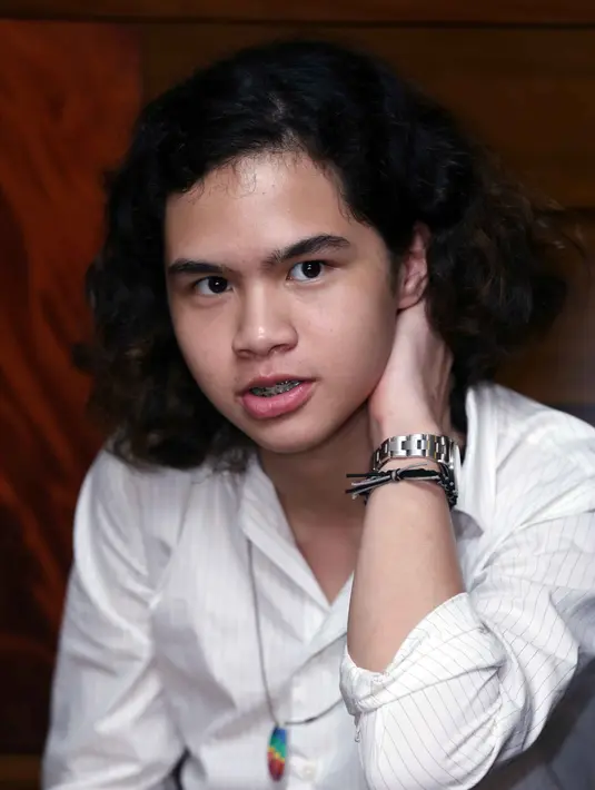 "Melindungi di segala sesuatu yang buruk. Membuat bunda selalu bahagia. Kalau ada yang nyolek bunda kita maju. Tapi kalau nyoleknya di media kita diam saja," tandas putra musisi Ahmad Dhani ini. (Nurwahyunan/Bintang.com)