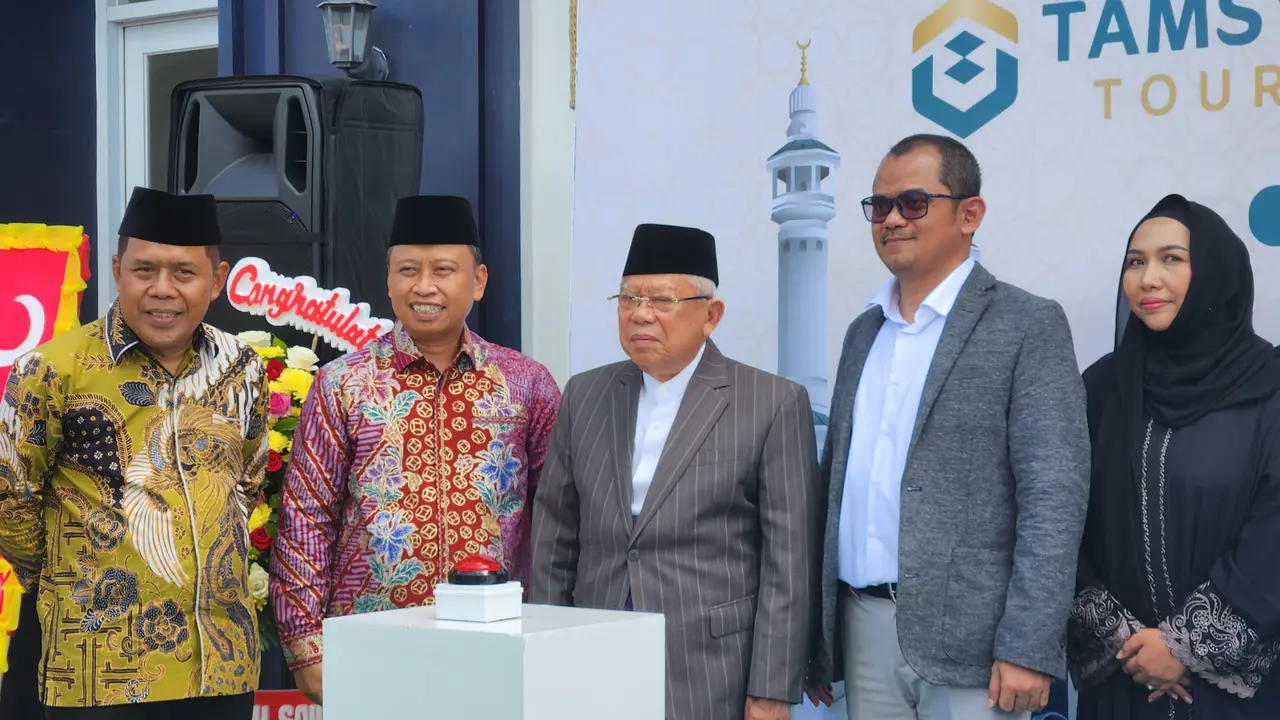 Wali Kota Depok, Supian Suri bersama mantan Wakil Presiden Republik Indonesia, Maruf Amin saat menghadiri kegiatan di wilayah Bojongsari, beberapa waktu lalu. (Liputan6.com/Dicky Agung Prihanto)