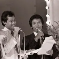 Lagu-lagu melegenda dari Dono, Kasino, Indro atau Warkop DKI ini bakalan bikin kamu sehat lahir batin karena ketawa terus.