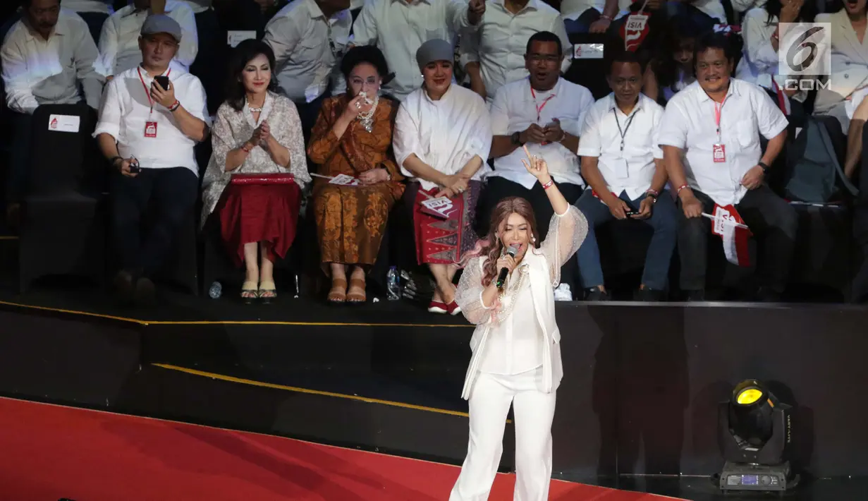 Pedangdut, Inul Daratista saat tampil jelang pidato Visi Indonesia yang akan disampaikan Presiden/Wakil Presiden terpilih 2019-2024, Joko Widodo dan KH Ma’ruf Amin di SICC, Kab Bogor, Jawa Barat, Minggu (14/7/2019). Tiga lagu dinyanyikan menghibur relawan pendukung. (Liputan6.com/Helmi Fithriansyah)