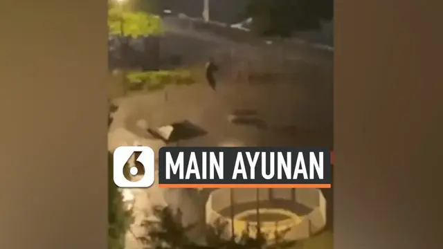 Sebuah video viral memperlihatkan aksi seorang pria bermain ayunan di sebuah taman. Momen itu terjadi saat pemerintah setempat memberi peringatan evakuasi terkait Topan Hagibis yang akan menghantam Jepang.