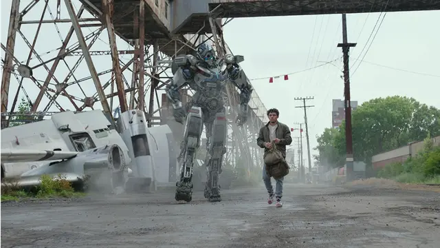 Mirage (Pete Davidson) dan Noah Diaz (Anthony Ramos) dalam film Transformers: Rise of The Beasts. (dok. Paramount Pictures)