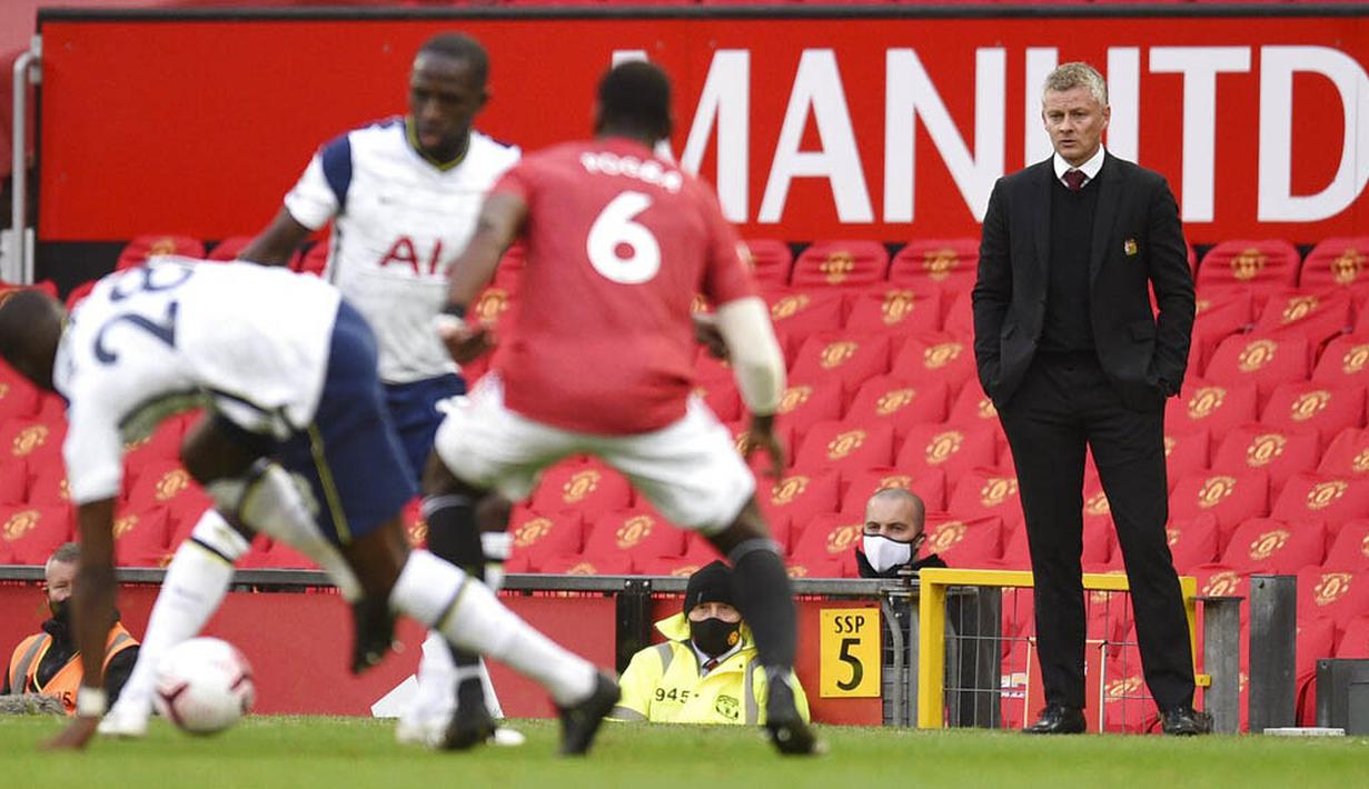 Pelatih Manchester United, Ole Gunnar Solskjaer, mengamati permainan anak asuhnya saat melawan Tottenham Hotspur pada laga Liga Inggris di Stadion Old Trafford, Minggu (4/10/2020). Tottenham menang dengan skor 6-1. (Oli Scarff/Pool via AP)