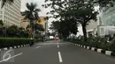 Kondisi arus lalu lintas di kawasan Senayan, Jakarta, Kamis (22/03). Aksi unjuk rasa yang dilakukan sopir taksi membuat jalan di kawasan ini menjadi lengang. (Liputan6.com/Faisal R Syam)