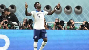 Pemain Timnas Inggris, Bukayo Saka melakukan selebrasi usai mencetak gol kedua ke gawang Timnas Iran dalam laga matchday pertama Grup B Piala Dunia 2022 di Khalifa International Stadium, Doha, Qatar, Senin (21/11/2022) malam WIB. (AP/Abbie Parr)
