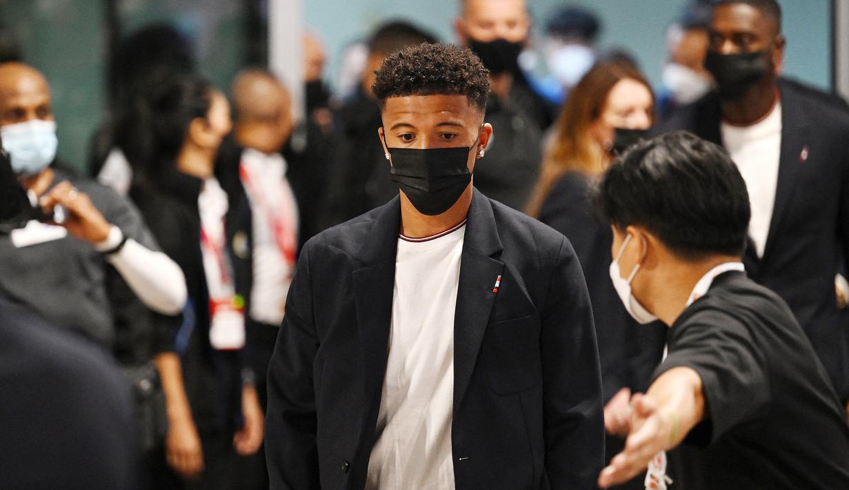 Pemain Manchester United, Jadon Sancho, saat tiba di Bangkok, Thailand. (AFP/Manan Vatsyayana)