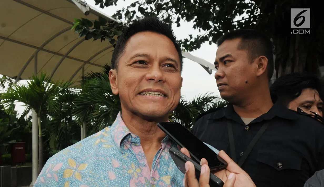 Presiden Komisaris PT Mugi Rekso Abadi (MRA) Soetikno Soedarjo memberi keterangan usai menjalani pemeriksaan di Gedung KPK, Jakarta, Kamis (12/4). Soetikno menjadi saksi kasus suap pengadaan mesin pesawat Garuda Indonesia. (Merdeka.com/Dwi Narwoko)