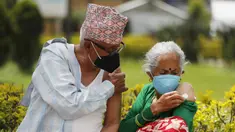 Pasangan lansia berpegangan tangan usai menerima vaksin virus corona COVID-19 AstraZeneca di Kathmandu, Nepal, Senin (9/8/2021). Hingga 8 Agustus 2021, kasus virus corona COVID-19 Nepal mencapai 717.486. (AP Photo/Niranjan Shrestha)