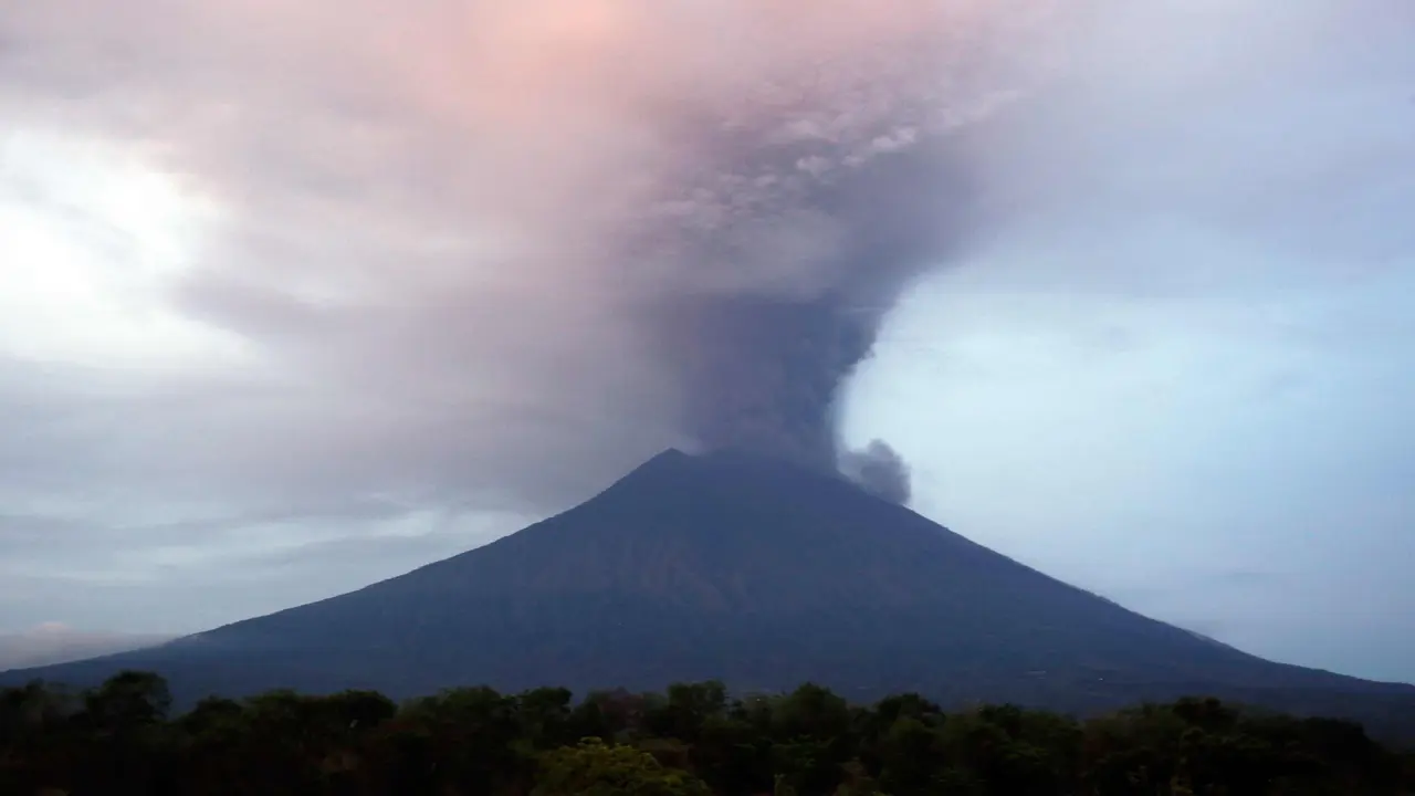 Gunung Agung Meletus