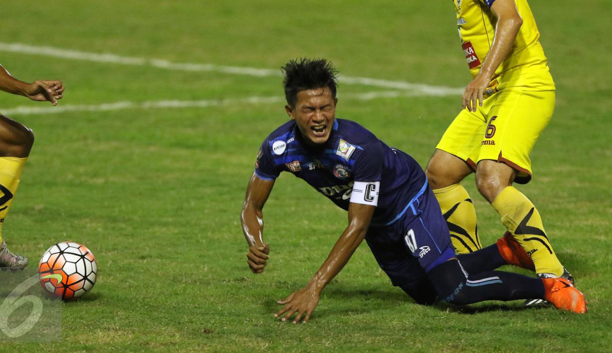 Kapten tim Arema FC, Johan Ahmat Farizi terjatuh dijegal pemain Sriwijaya FC saat laga 8 besar Piala Presiden 2017 di Stadion Manahan, Solo, Minggu (26/2). Arema melaju ke semifinal setelah unggul 1-0. (Liputan6.com/Helmi Fithriansyah) 
