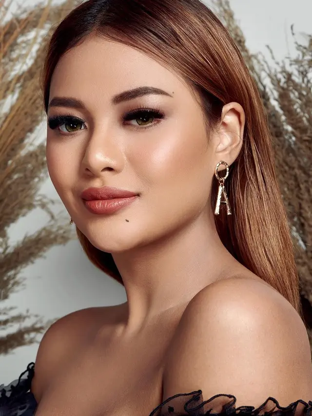 7 Gaya Pemotretan Aurel Hermansyah dengan Floral Dress, Tampil Menawan