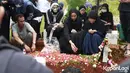 Pemakaman Ibu Kalina Ocktaranny (Muhammad Akrom Sukarya/KapanLagi.com)