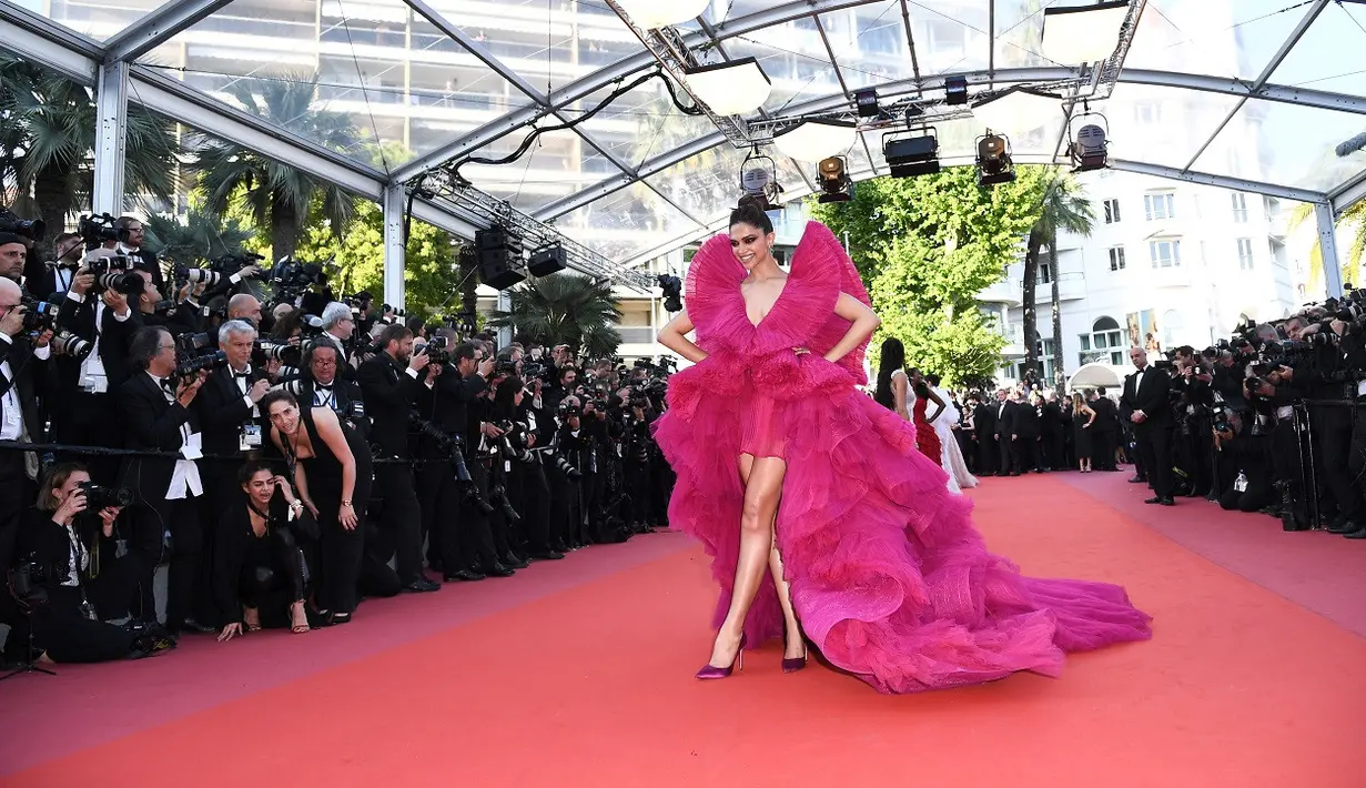 "Aku senang, tapi seksi itu tak hanya dari penampilan saja, tapi juga aspek lainnya. Percaya diri juga bisa disebut seksi," ujarnya seperti dilansir dari The Time of India. (AFP/Anne-Christine POUJOULAT)