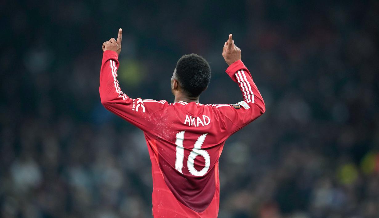 Pemain Manchester United, Amad Diallo, melakukan selebrasi setelah mencetak gol ke gawang PAOK pada laga Liga Europa 2024/2025 di Old Trafford, Jumat (8/11/2024). (AP Photo/Dave Thompson)