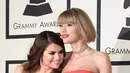 Sebagai sepasang sahabat, hal apapun pasti akan diceritakan. Hal ini nampaknya juga terjadi pada Selena dan Taylor yang sudah lama tidak bertemu dan bertukar cerita. (AFP/Bintang.com)