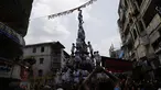 Umat Hindu membentuk piramida manusia untuk mencapai dan memecahkan dahi-handi (pot yang terbuat dari tanah liat) selama Festival Janmashtami di Mumbai, India pada 24 Agustus 2019. Festival ini menandai kelahiran dewa Krishna. (AP Photo/Rajanish Kakade)