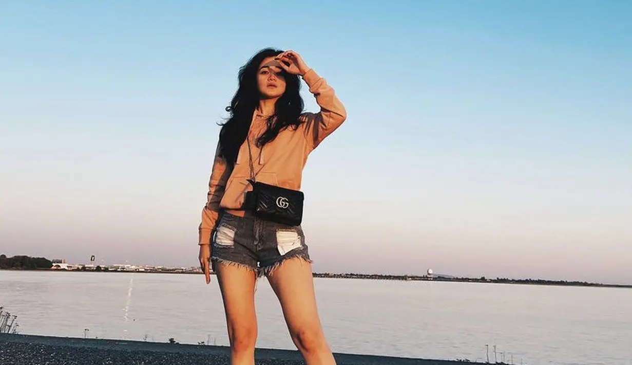 Setelah berkuliah di Kanada, Gisela Cindy adik dari Gracia Indri ini kini melanjutkan karirnya di negara yang sama. Ia pun kerap membagikan kegiatannya di Instagramnya, seperti saat hangout ia memhrnakan hoodie cokelat yang dipadukan short pants denim, dan sling bag hitam Gucci. @giselacindy12