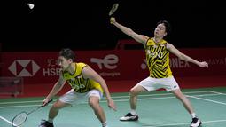 Aksi tengil Kevin tak berhenti. Dalam sebuah kesempatan, Kevin terlihat seperti meniup kok. Atas tingkah tersebut Kevin dihadiahi kartu kuning. (AP Photo/Dita Alangkara)