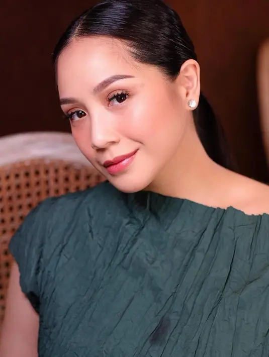 Ciptakan tampilan fresh dengan makeup natural ala Nagita Slavina berikut ini. Pilih eyeshadow nuansa cokelat. Sementara untuk pipi dan bibir, pilih warna pink. (Instagram/marlenehariman).