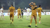 Selebrasi pemain Bhayangkara FC, Junior Brandao setelah mencetak gol ketiga ke gawang Madura United melalui eksekusi penalti pada laga pekan ke-27 BRI Liga 1 2023/2024 di Stadion STIK, Jakarta Selatan, Jumat (1/3/2024). (Bola.com/M Iqbal Ichsan)