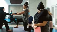 Aurel Hermansyah dan Atta Halilintar jalani prenatal Yoga (Sumber: YouTube/AH)