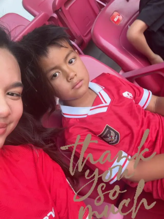 Azizah Salsha saat “Momong” Rafathar  dan Magika Putra Nia Ramadhani Menyaksikan Timnas Langsung di GBK.