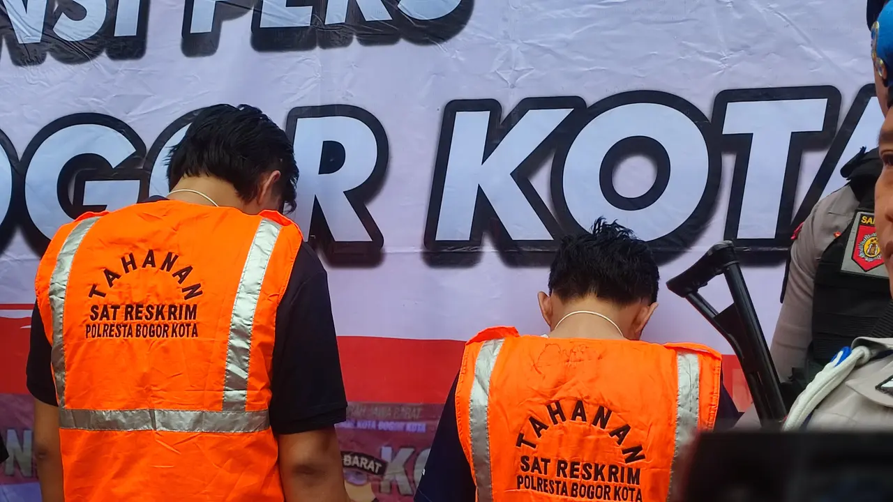Polisi berhasil menangkap dua pelaku pembobolan mesin mesin anjungan tunai mandiri (ATM) di wilayah Bogor, Jawa Barat