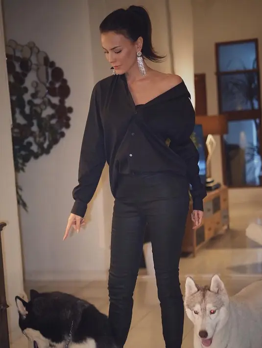 Usianya memang sudah tidak muda lagi, akan tetapi soal keseksian boleh diadu. Walaupun usianya sudah 47 tahun, akan tetapi ia masih tetap mempunyai bentuk badan yang memesona. (Foto: instagram.com/sophia_latjuba88)