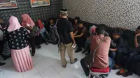 Sejumlah panitia Diksar Mapala UII saat diperiksa di Mapolres Karanganyar, Jawa Tengah. (Liputan6.com/Fajar Abrori)
