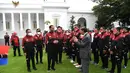 Didampingi Menpora Zainudin Amali, Jokowi memberikan bonus untuk para atlet peraih medali emas, perak, dan perunggu dengan total Rp 130,5 miliar. Sementara itu, pelatih dan asisten pelatih mendapatkan bonus Rp 32 miliar. (Foto: Biro Pers Sekretariat Presiden/Lukas)