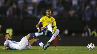 Penyerang Brasil, Neymar (kanan) terlihat kesakitan saat dilanggar bek Argentina, Nicolas Otamendi pada Kualifikasi Piala Dunia 2018 di Buenos Aires, Argentina, (13/11). Argentina bermain imbang dengan Brasil dengan skor 1-1. (REUTERS/Marcos Brindicci)