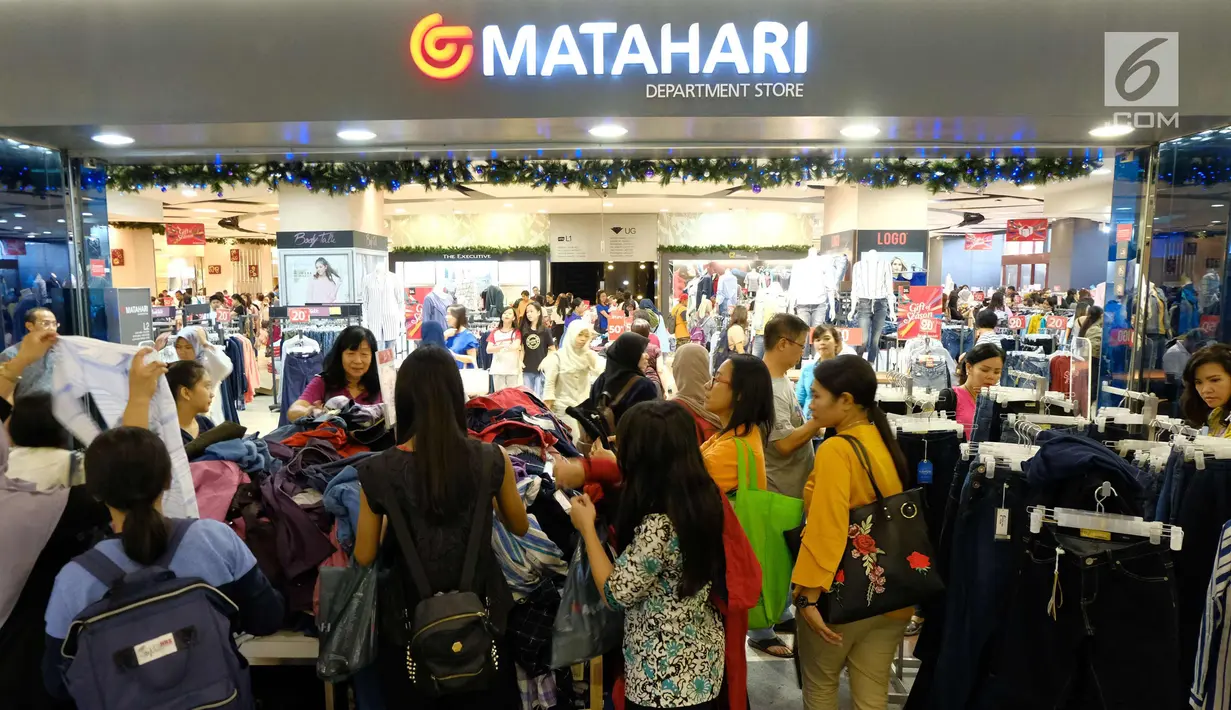 Pengunjung memilih barang obral di Gerai Matahari Mall di Taman Anggrek, Jakarta, Sabtu (25/11). Jelang ditutup permanen, Matahari Mall menggelar diskon besar-besaran, gerai Matahari di Taman Anggrek akan ditutup (3/12/2017). (liputan6.com/Angga Yuniar)