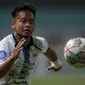 Pemain PSIS Semarang, Fredyan Wahyu Sugiantoro berusaha mengejar bola saat melawan Persebaya Surabaya dalam laga pekan ke-6 BRI Liga 1 2021/2022 di Stadion Wibawa Mukti, Cikarang, Minggu (03/10/2021). (Bola.com/Bagaskara Lazuardi)