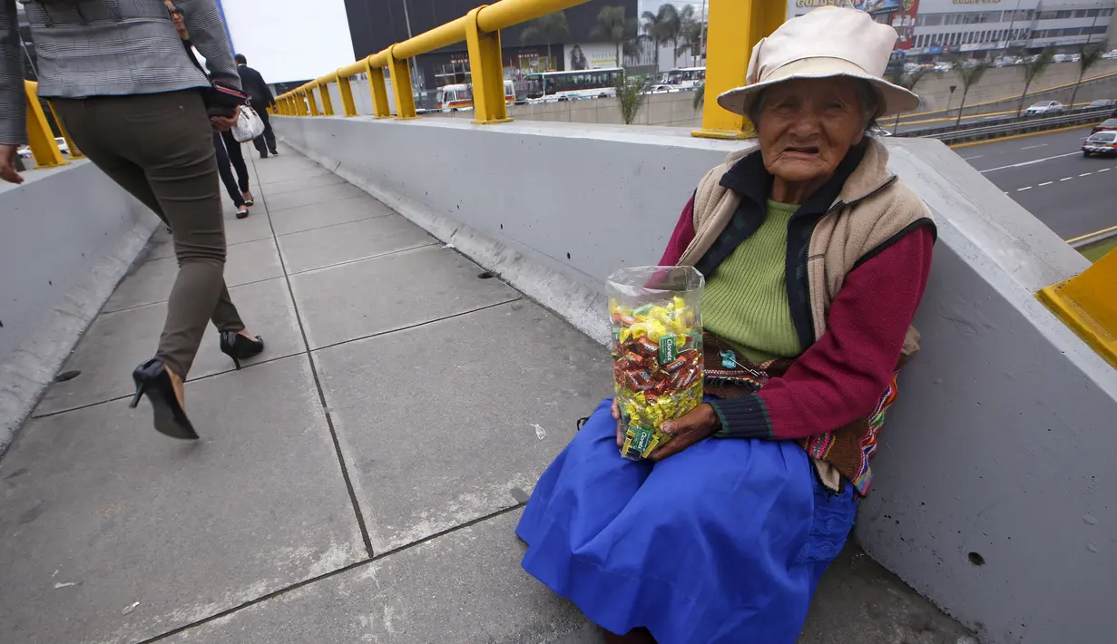 Alejandra Baldani, nenek 78 tahun, menjual permen di sebuah jembatan penyeberangan di distrik San Borja, Lima, 22 Oktober 2015. Nenek Baldani mendapatkan sekitar USD 3 per hari dari hasil berjualan permen. (REUTERS / Mariana Bazo)