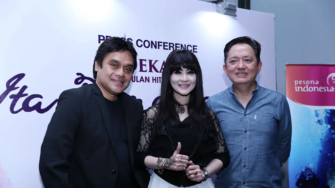 [Bintang] Dwiki Dharmawan dan Ita Purnamasari