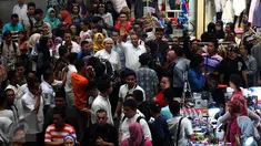 Bakal Calon Gubernur DKI Jakarta Anies Baswedan melambaikan tangan saat mengunjungi Pasar Tanah Abang, Jakarta, Jumat (21/10). Dalam kunjungannya Anies Baswedan menyapa para pengunjung dan pedagang Pasar Tanah Abang. (Liputan6.com/Johan Tallo)